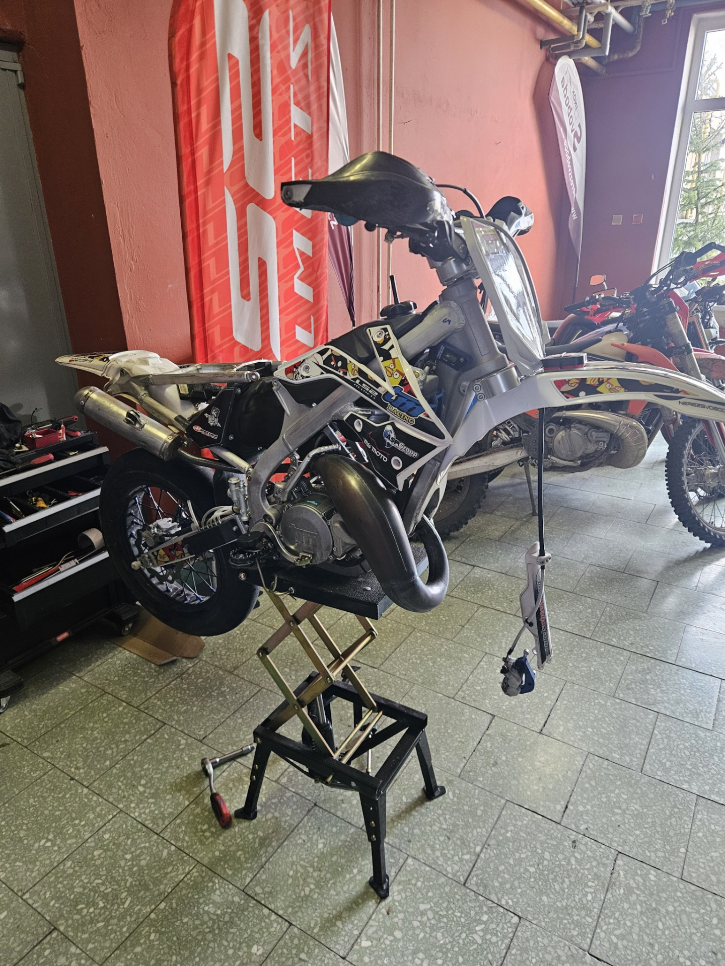 Příprava supermoto motocyklu na zvedáku
