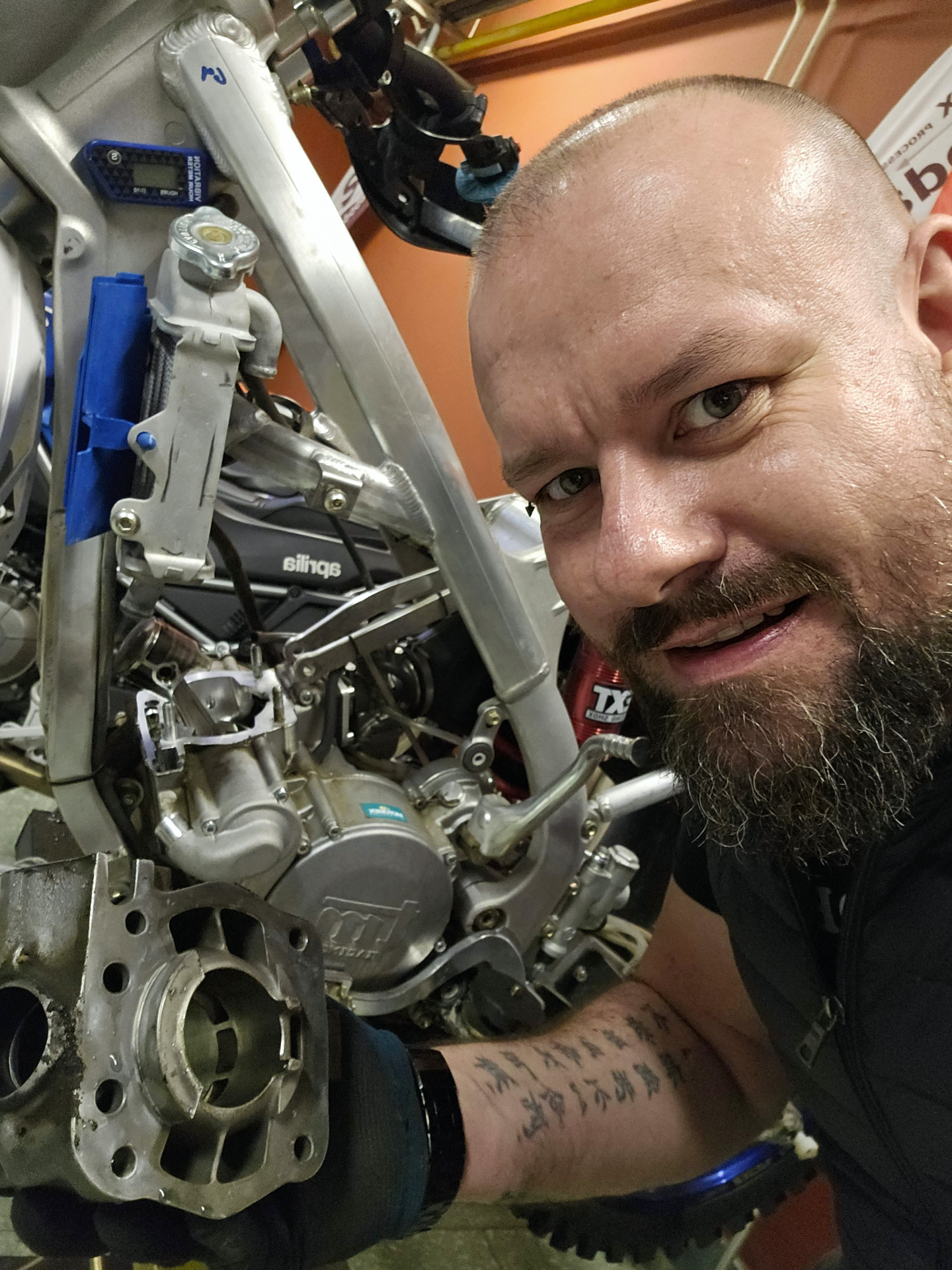 Mechanik MS Moto při servisu motoru Aprilia