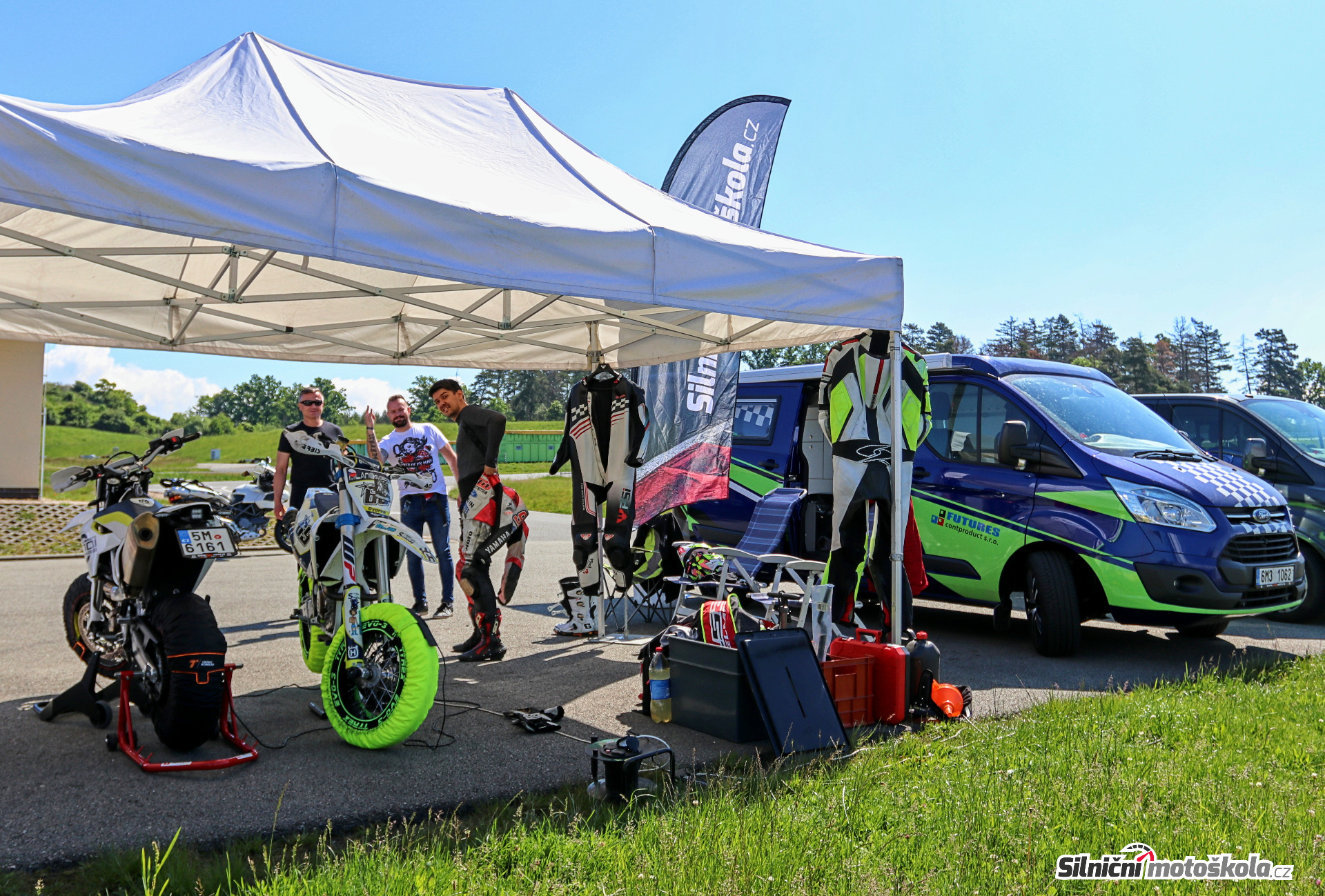 Servisní zázemí — supermoto a okruhové stroje